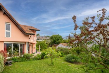 Jolie villa soignée avec grand jardin et vue dégagée sur le Jura