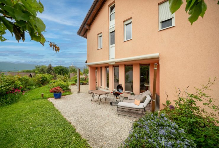 Jolie villa soignée avec grand jardin et vue dégagée sur le Jura