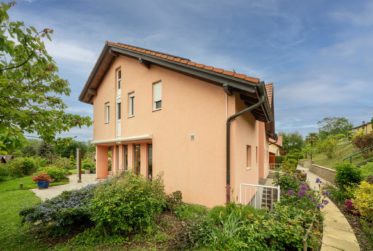 Jolie villa soignée avec grand jardin et vue dégagée sur le Jura