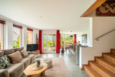Jolie villa soignée avec grand jardin et vue dégagée sur le Jura