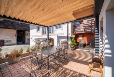 Généreuse surface habitable, grande terrasse, garage-atelier et places de parc à 5 minutes d'Yverdon