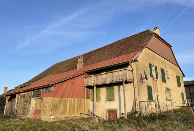 Ancienne ferme à rénover avec magnifique dégagement sur la plaine et le Jura