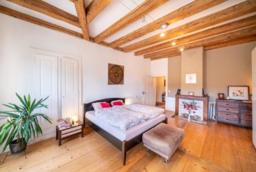 Maison villageoise de 2 appartements 3.5 et 6.5 pièces. Grand jardin. A Rances.