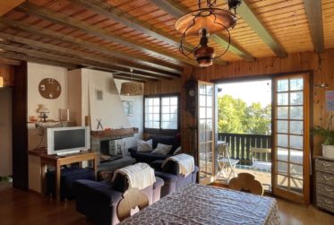Situation unique pour ce chalet parfaitement entretenu ! Pas de vis-à-vis, magnifique dégagement et tranquillité absolue