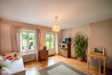 Maison villageoise de 2 appartements 3.5 et 6.5 pièces. Grand jardin. A Rances.