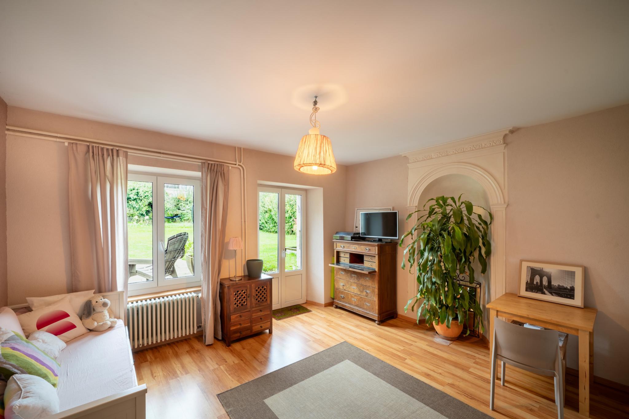 Maison villageoise de 2 appartements 3.5 et 6.5 pièces. Grand jardin. A Rances.