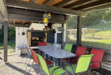 Situation unique pour ce chalet parfaitement entretenu ! Pas de vis-à-vis, magnifique dégagement et tranquillité absolue