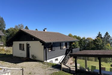 Situation unique pour ce chalet parfaitement entretenu ! Pas de vis-à-vis, magnifique dégagement et tranquillité absolue