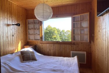 Situation unique pour ce chalet parfaitement entretenu ! Pas de vis-à-vis, magnifique dégagement et tranquillité absolue
