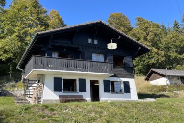Situation unique pour ce chalet parfaitement entretenu ! Pas de vis-à-vis, magnifique dégagement et tranquillité absolue