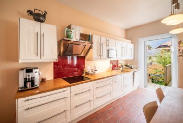 Maison villageoise de 2 appartements 3.5 et 6.5 pièces. Grand jardin. A Rances.