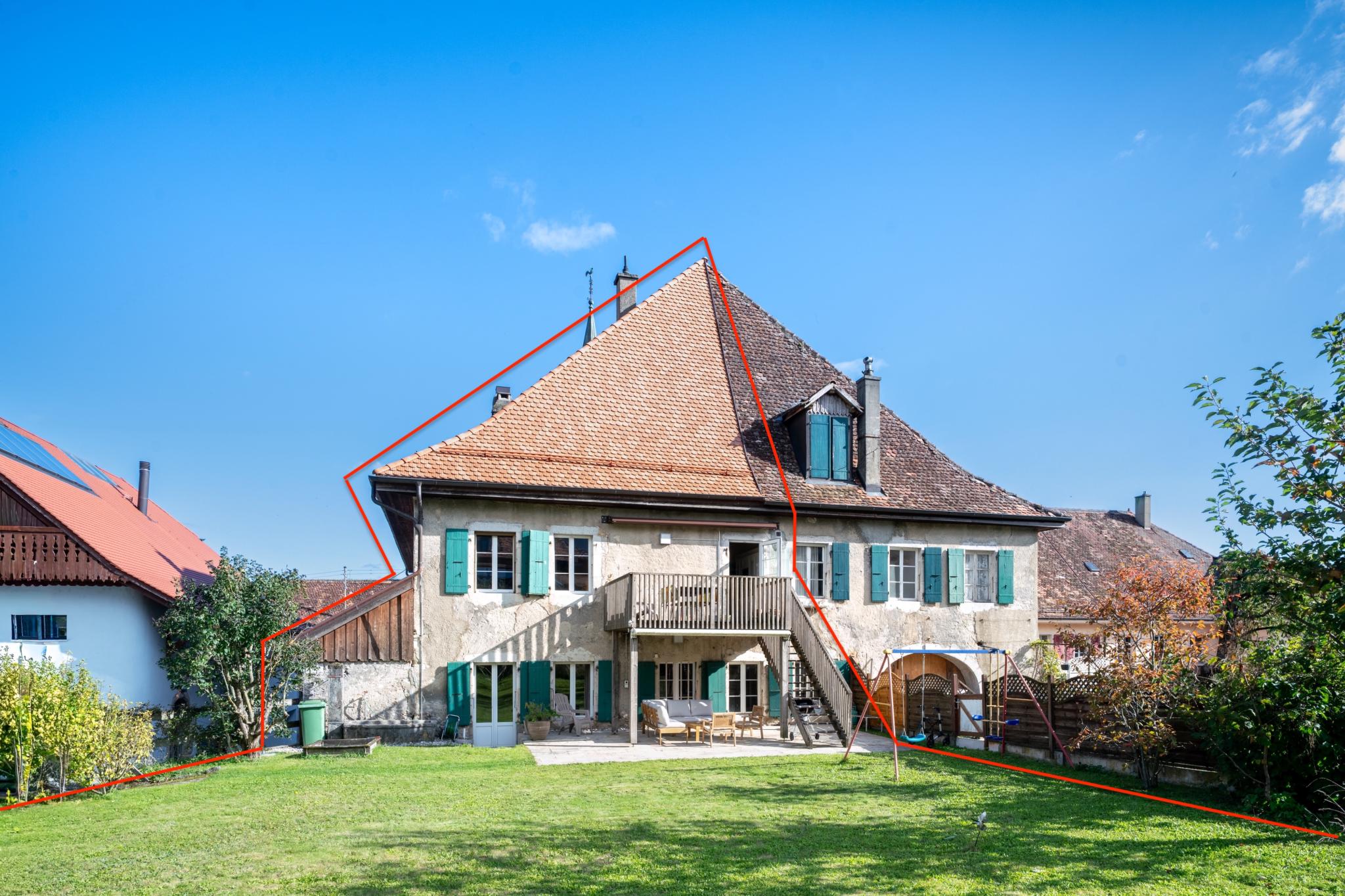 Maison villageoise de 2 appartements 3.5 et 6.5 pièces. Grand jardin. A Rances.