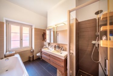 Maison villageoise de 2 appartements 3.5 et 6.5 pièces. Grand jardin. A Rances.