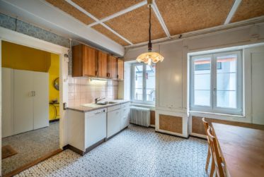 Maison villageoise de 2 appartements 3.5 et 6.5 pièces. Grand jardin. A Rances.