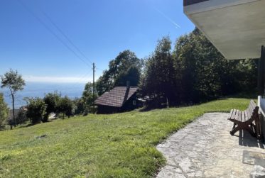 Situation unique pour ce chalet parfaitement entretenu ! Pas de vis-à-vis, magnifique dégagement et tranquillité absolue