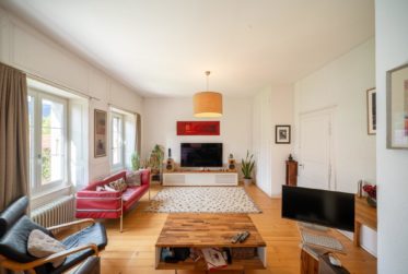 Maison villageoise de 2 appartements 3.5 et 6.5 pièces. Grand jardin. A Rances.