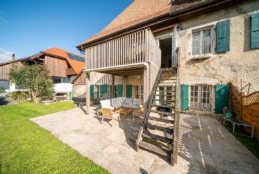 Maison villageoise de 2 appartements 3.5 et 6.5 pièces. Grand jardin. A Rances.