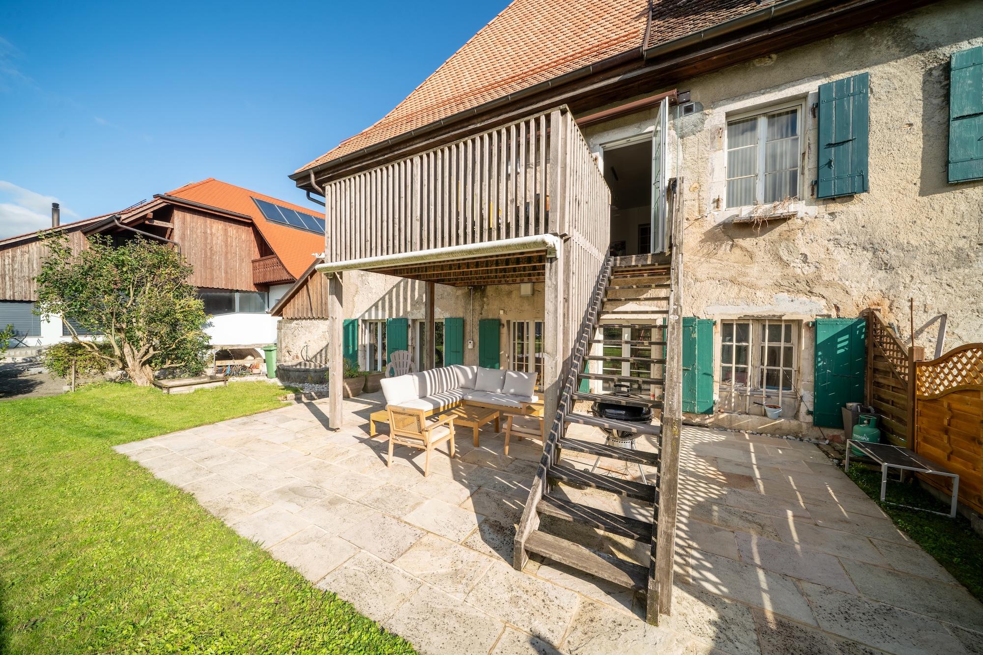 Maison villageoise de 2 appartements 3.5 et 6.5 pièces. Grand jardin. A Rances.