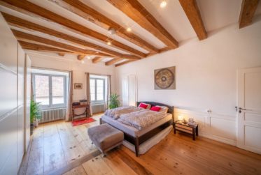 Maison villageoise de 2 appartements 3.5 et 6.5 pièces. Grand jardin. A Rances.