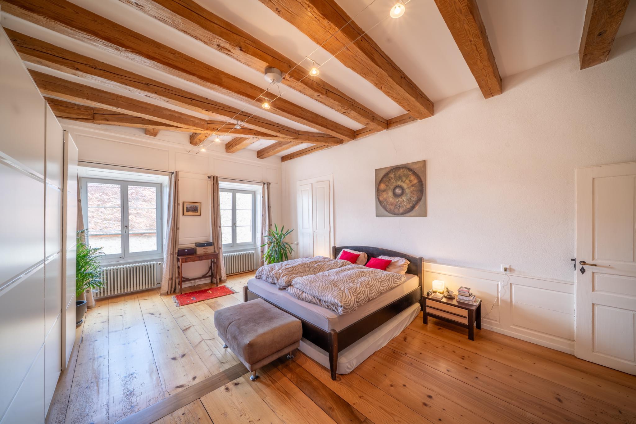 Maison villageoise de 2 appartements 3.5 et 6.5 pièces. Grand jardin. A Rances.