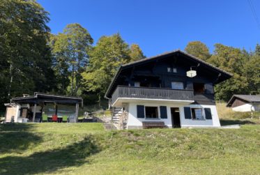 Situation unique pour ce chalet parfaitement entretenu ! Pas de vis-à-vis, magnifique dégagement et tranquillité absolue