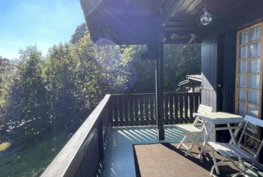 Situation unique pour ce chalet parfaitement entretenu ! Pas de vis-à-vis, magnifique dégagement et tranquillité absolue