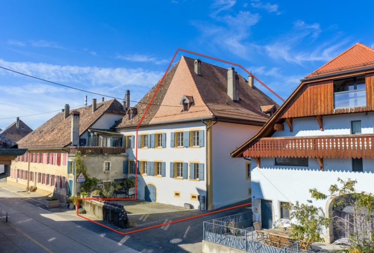 Maison villageoise de 2 appartements 3.5 et 6.5 pièces. Grand jardin. A Rances.