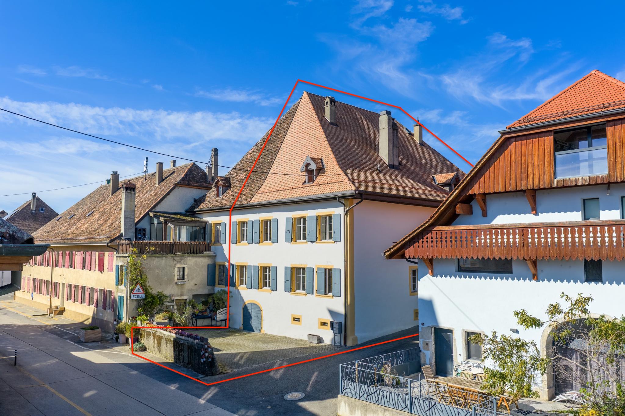 Maison villageoise de 2 appartements 3.5 et 6.5 pièces. Grand jardin. A Rances.