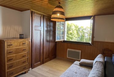 Situation unique pour ce chalet parfaitement entretenu ! Pas de vis-à-vis, magnifique dégagement et tranquillité absolue
