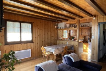 Situation unique pour ce chalet parfaitement entretenu ! Pas de vis-à-vis, magnifique dégagement et tranquillité absolue