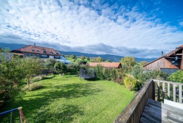 Maison villageoise de 2 appartements 3.5 et 6.5 pièces. Grand jardin. A Rances.