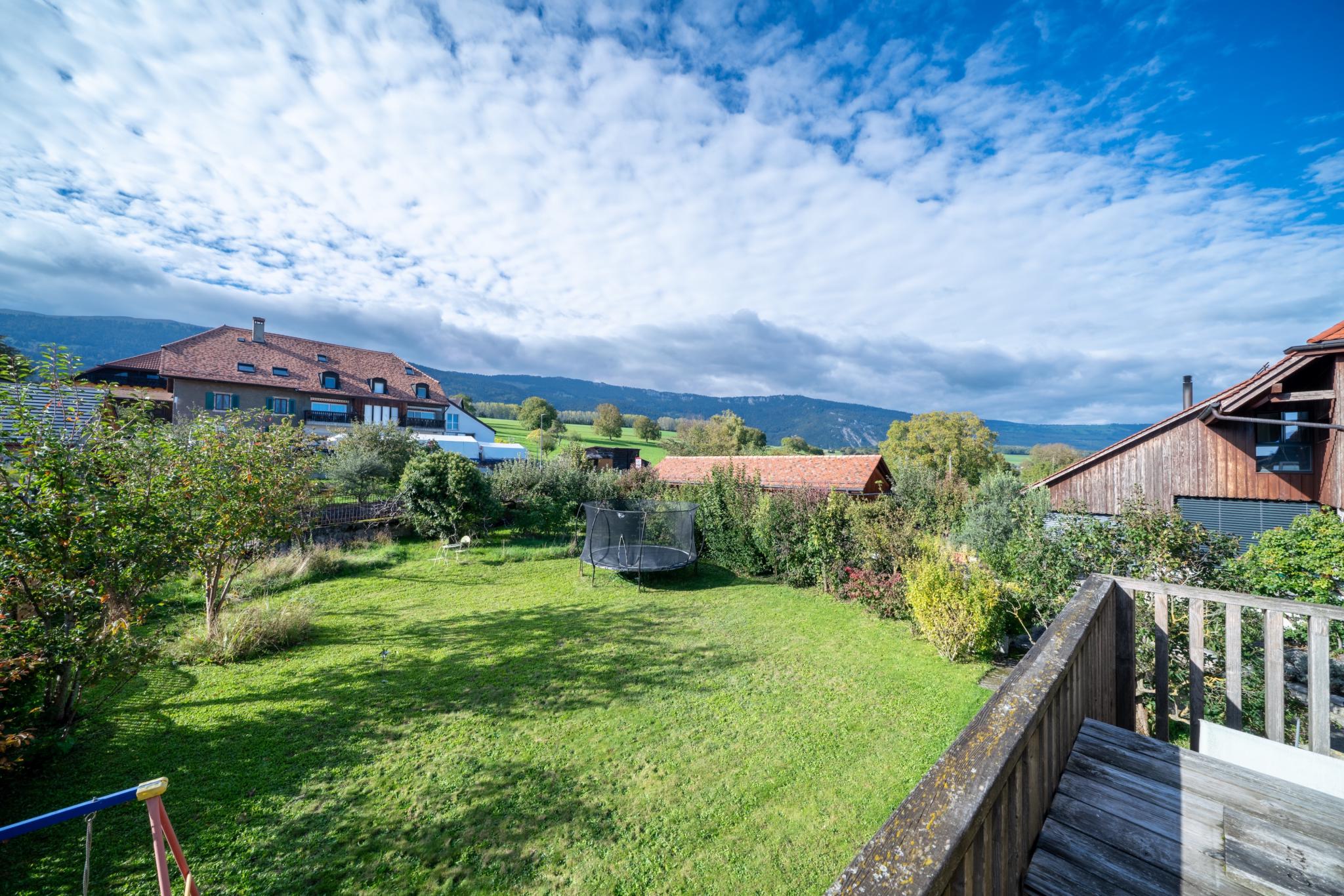 Maison villageoise de 2 appartements 3.5 et 6.5 pièces. Grand jardin. A Rances.