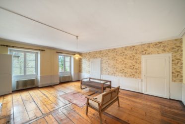 Maison villageoise de 2 appartements 3.5 et 6.5 pièces. Grand jardin. A Rances.