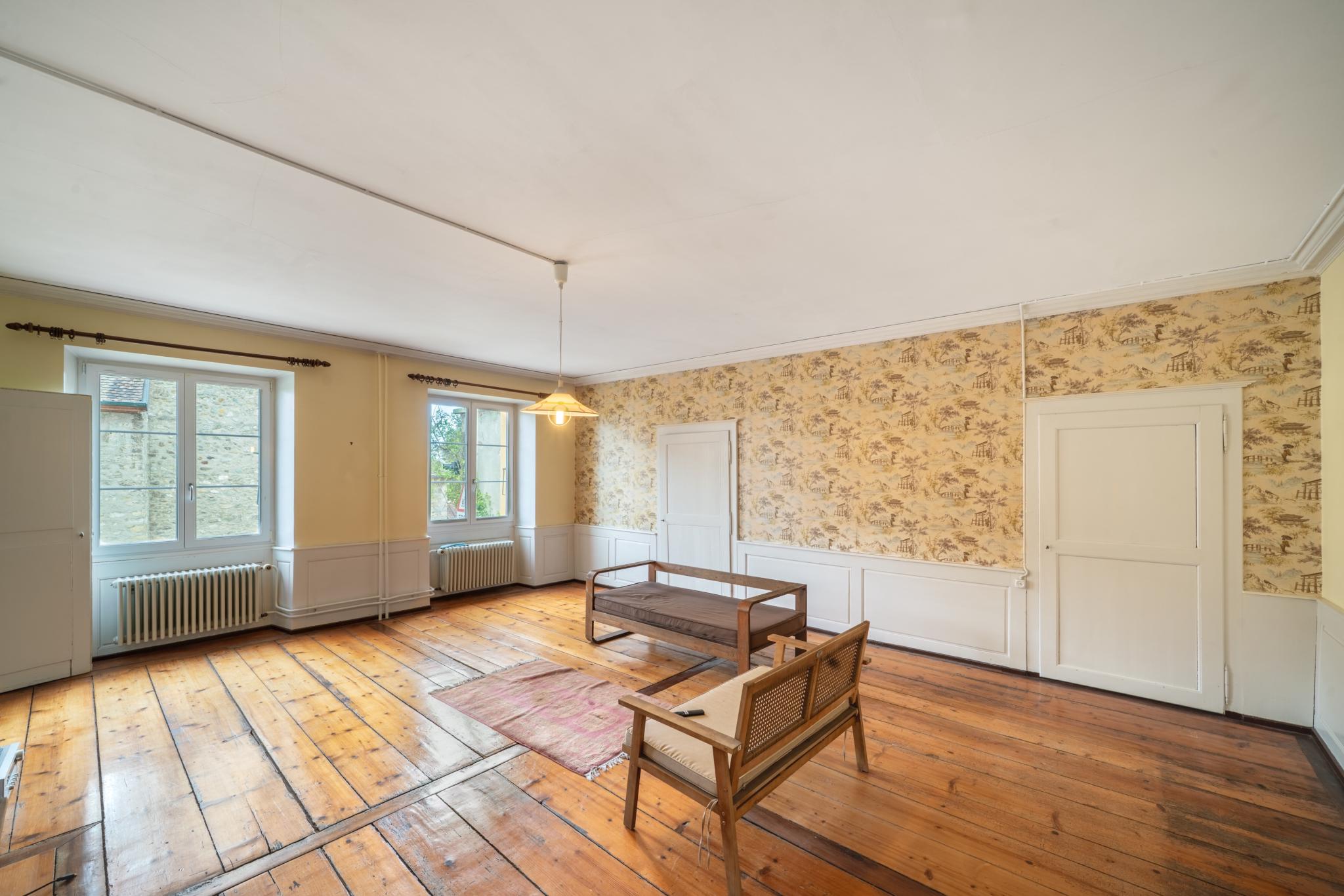 Maison villageoise de 2 appartements 3.5 et 6.5 pièces. Grand jardin. A Rances.