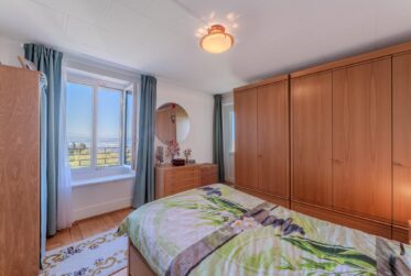 Maison villageoise de 2 logements, grand jardin, places de parc et garage. Possibilité de créer un 3ème appartement.