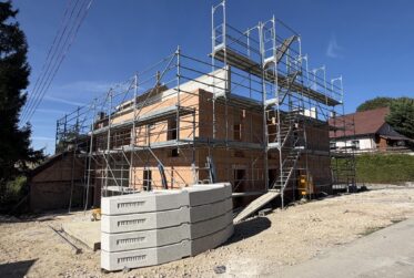 Le chantier avance ! Livraison pour l'été 2027. Encore 2 logements disponibles. Dès CHF 795'000.--.