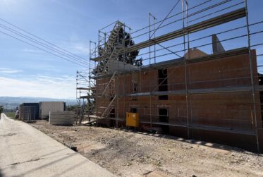 Le chantier avance ! Livraison pour l'été 2027. Encore 2 logements disponibles. Dès CHF 795'000.--.