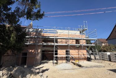 Le chantier avance ! Livraison pour l'été 2027. Encore 2 logements disponibles. Dès CHF 795'000.--.