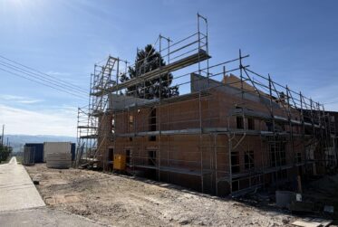 Le chantier avance ! Livraison pour l'été 2027. Encore 2 logements disponibles. Dès CHF 795'000.--.
